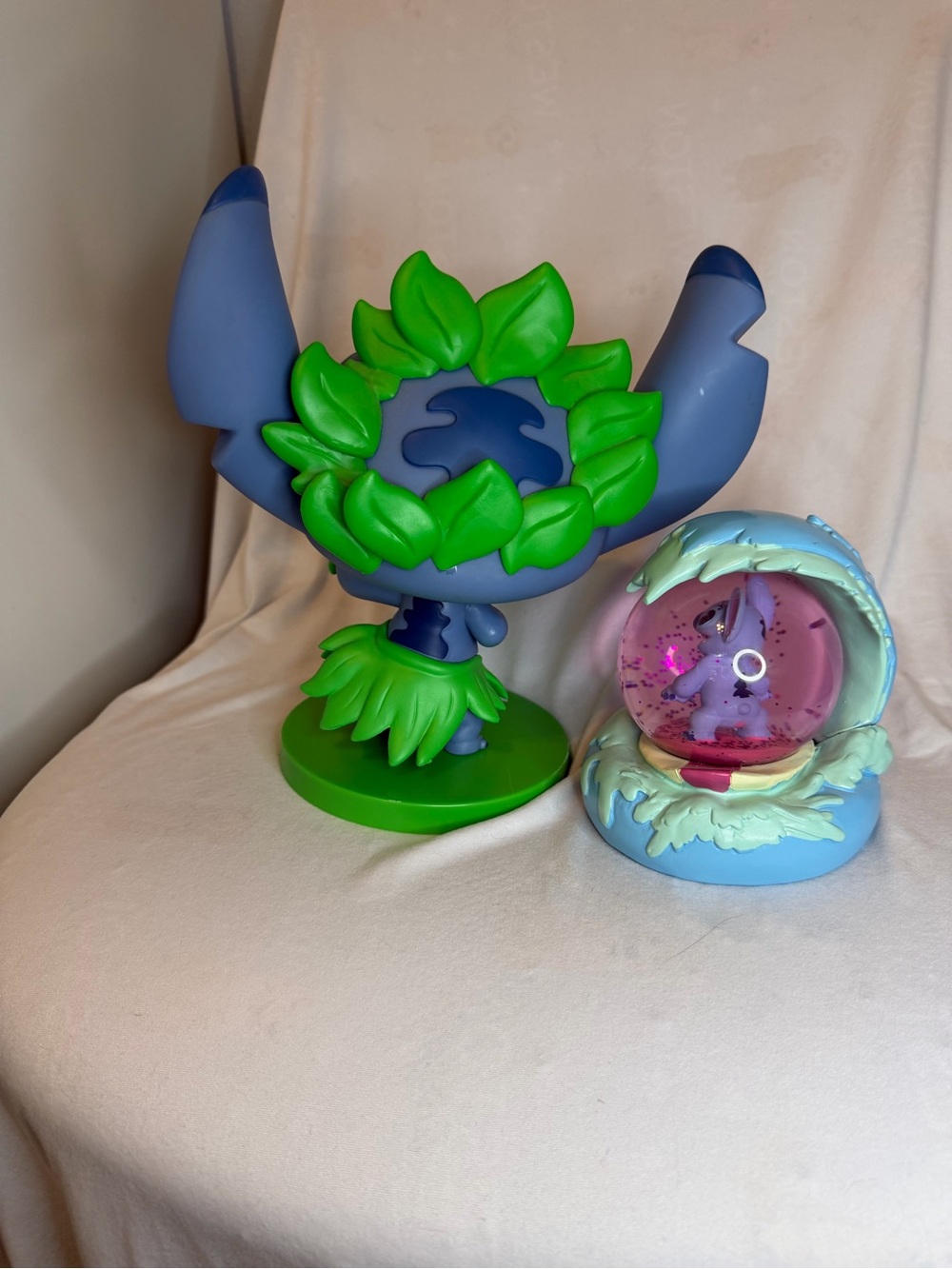Disney Stitch Collectible Bundle – Hula Stitch Figure & Glitter Snow Globe - Picture 5 of 7